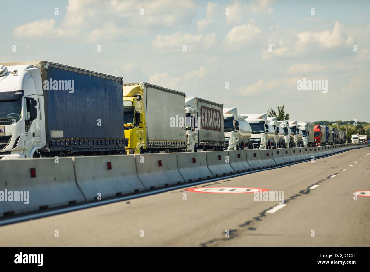 Giurgiu, Romania - 16 giugno 2022: Cargo camion fila al valico di frontiera rumeno-bulgaro. Foto Stock