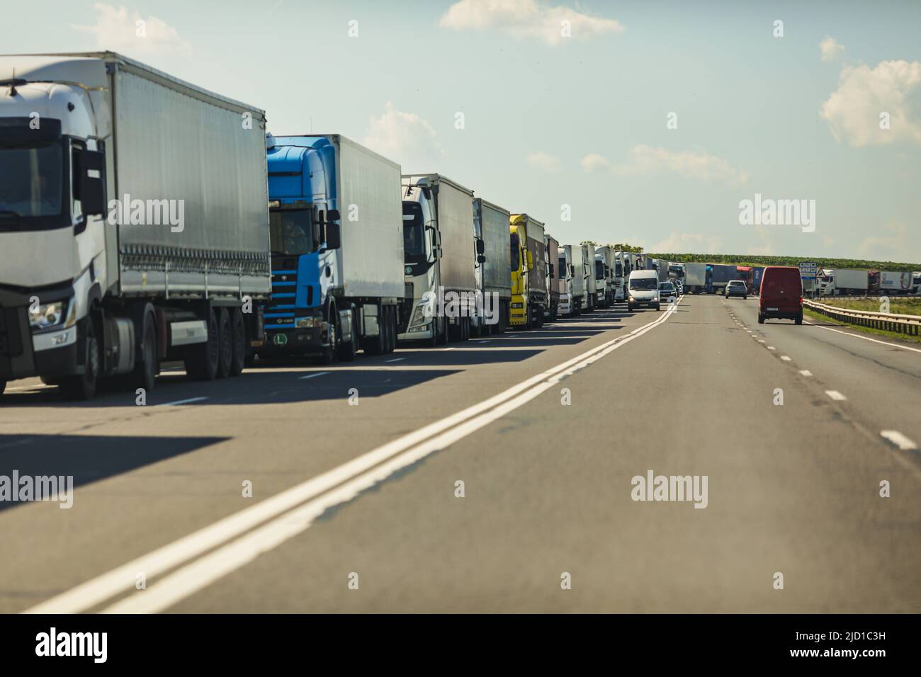 Giurgiu, Romania - 16 giugno 2022: Cargo camion fila al valico di frontiera rumeno-bulgaro. Foto Stock