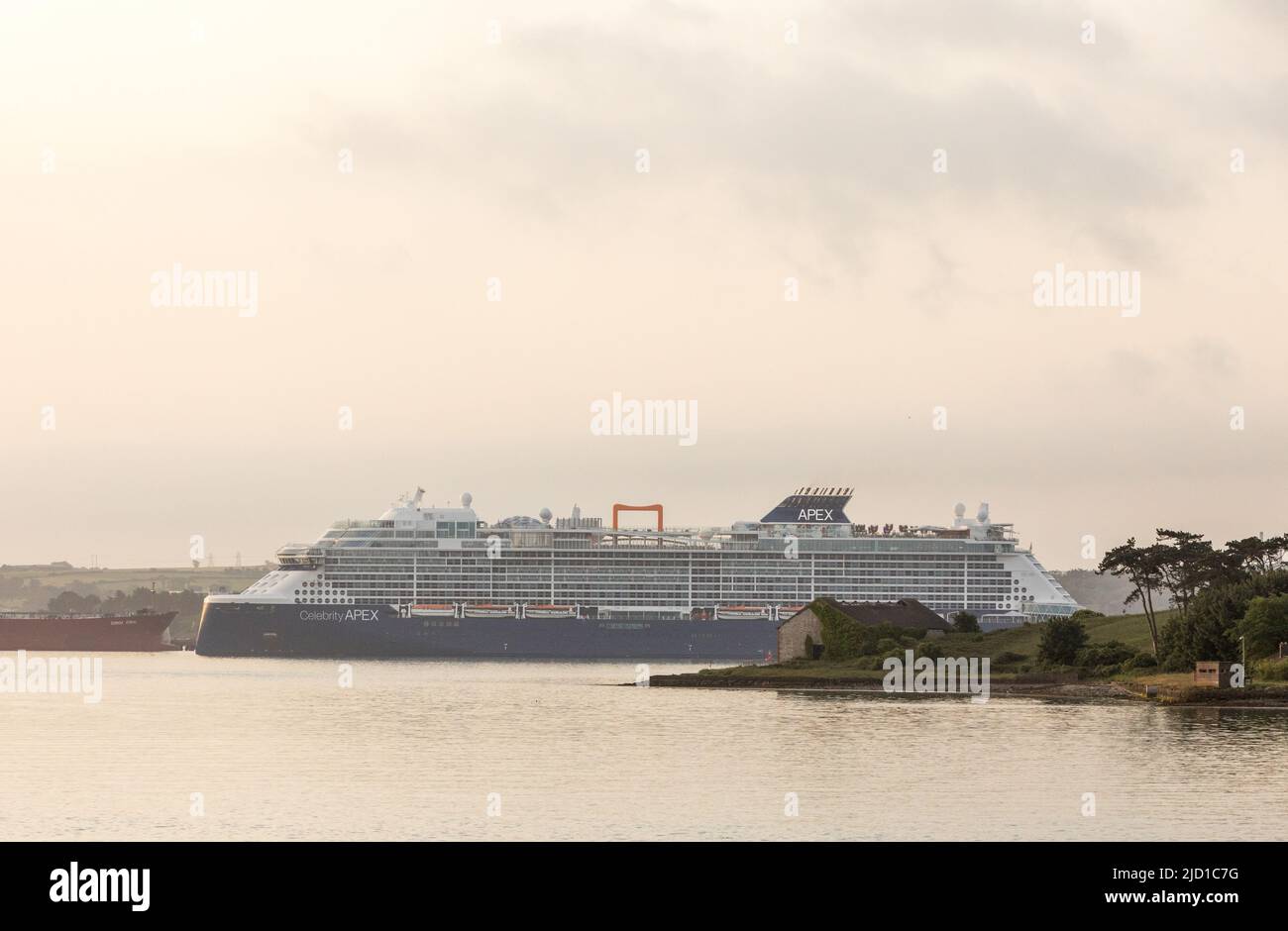 Ringaskiddy, Cork, Irlanda. 17th giugno 2022. Nave da crociera Celebrity Apex passando Spike Island come lei arriva nel porto per una breve visita a Ringaskiddy, Co. Cork, Irlanda. - Credit; David Creedon / Alamy Live News Foto Stock