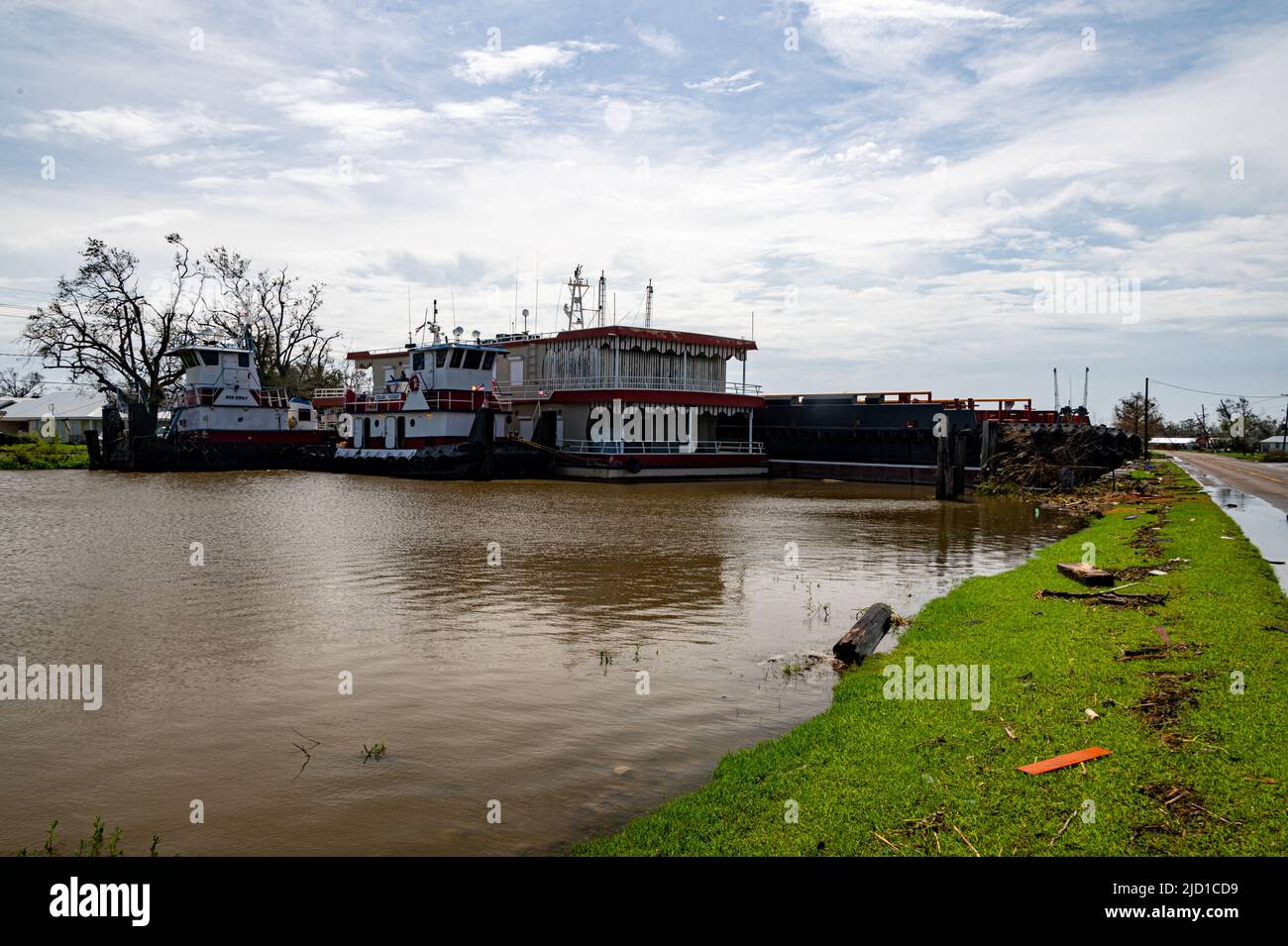 Queste 3 barche, il rimorchiatore, la casa galleggiante, e l'equipaggio barca (posteriore metà visibile) sono stati legati lungo il bayou circa 2 miglia di distanza prima dell'uragano Ida. Dur Foto Stock