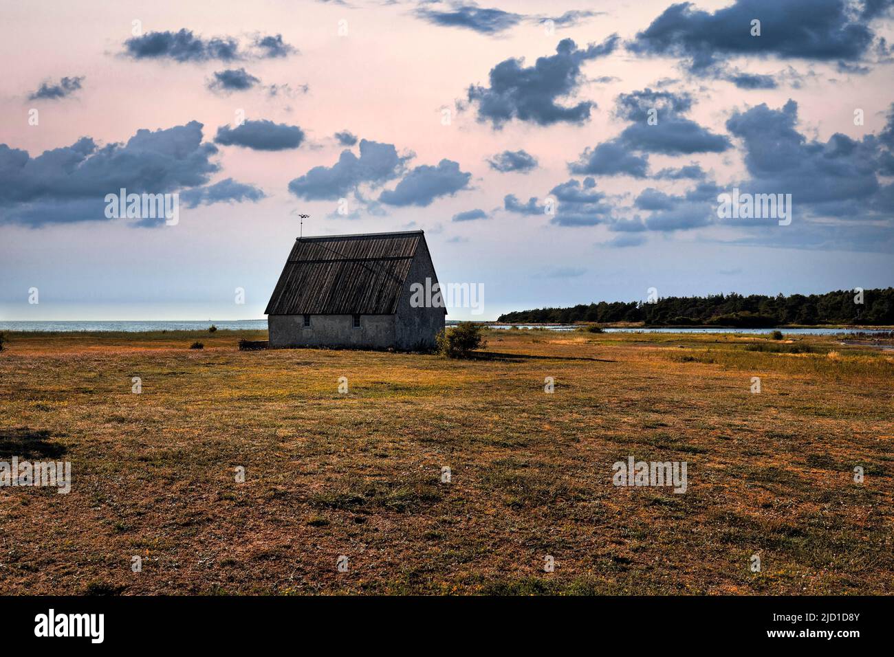 Piccola cappella dei pescatori in un prato, cielo serale, Museo della pesca Kovik, costa occidentale dell'isola di Gotland, Mar Baltico, Svezia Foto Stock