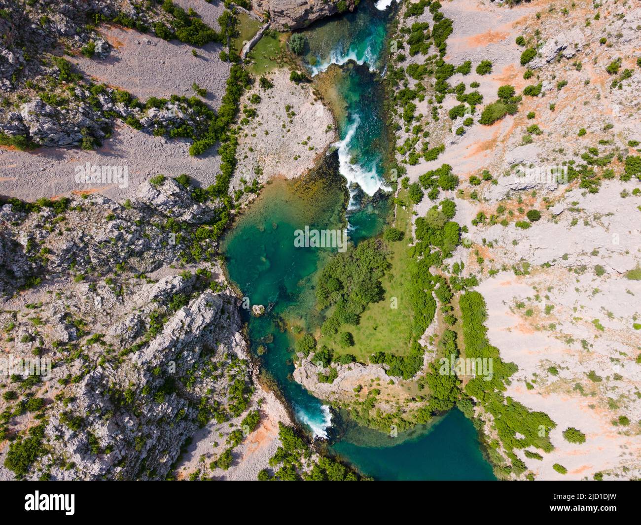 Paesaggio fluviale, fuco, cascate nel fiume Zrmanja, Bilisane, Obrovac, contea di Zara, Croazia Foto Stock