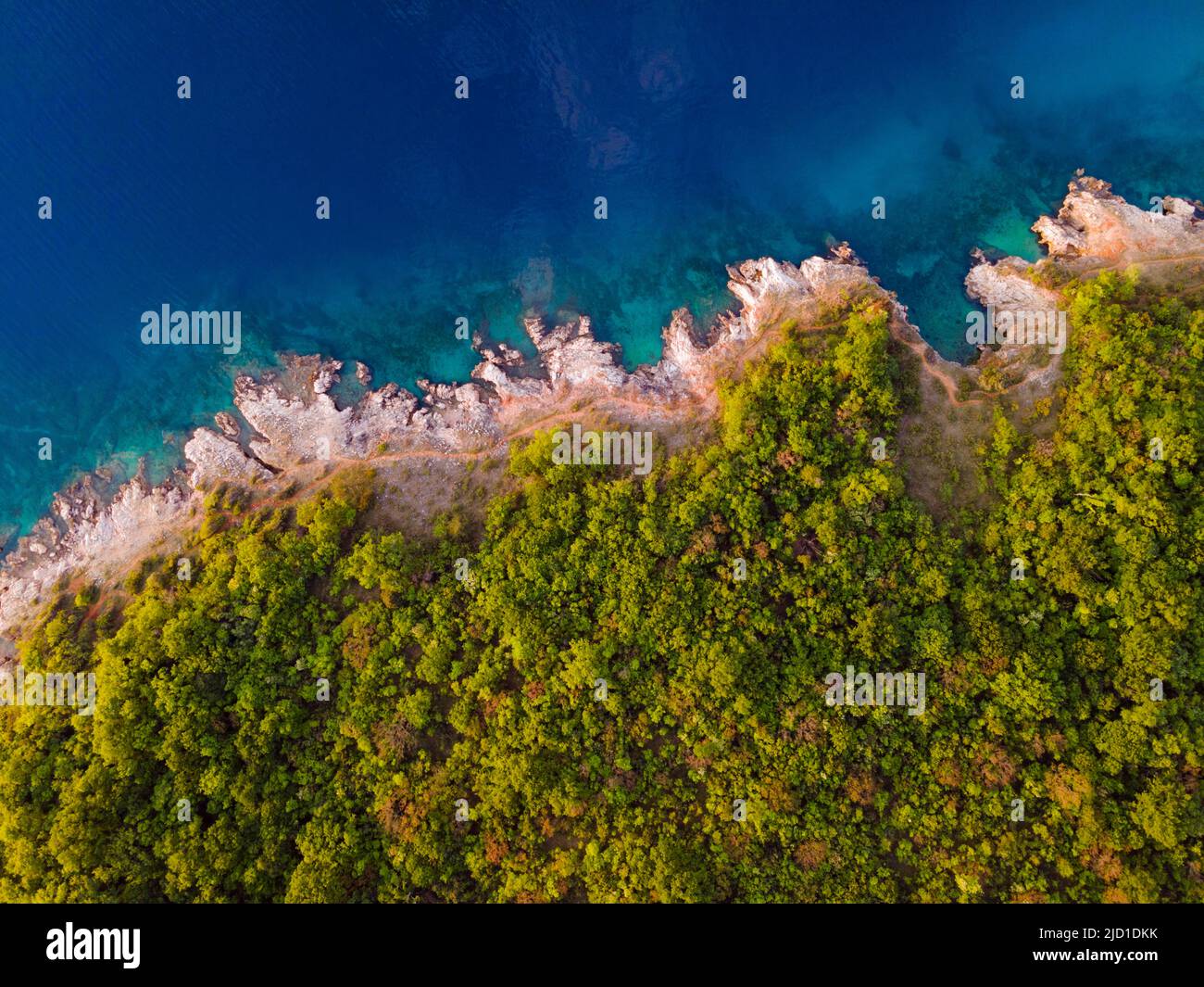 Colpo di drone, costa vicino a Glavotok, Isola di Krk, Golfo del Quarnero, Kotar Primorje-Gorski, Croazia Foto Stock
