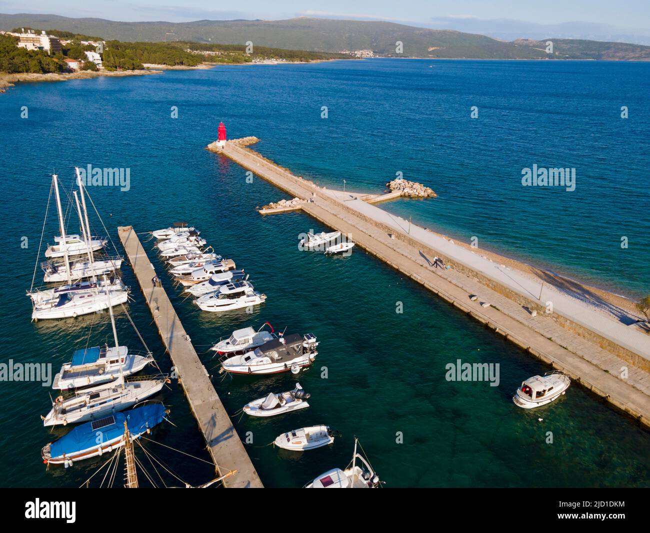 Fuchi, barche nel porto e nel faro, Krk Town, Krk Island, Kvarner Gulf Bay, Primorje-Gorski kotar, Croazia Foto Stock