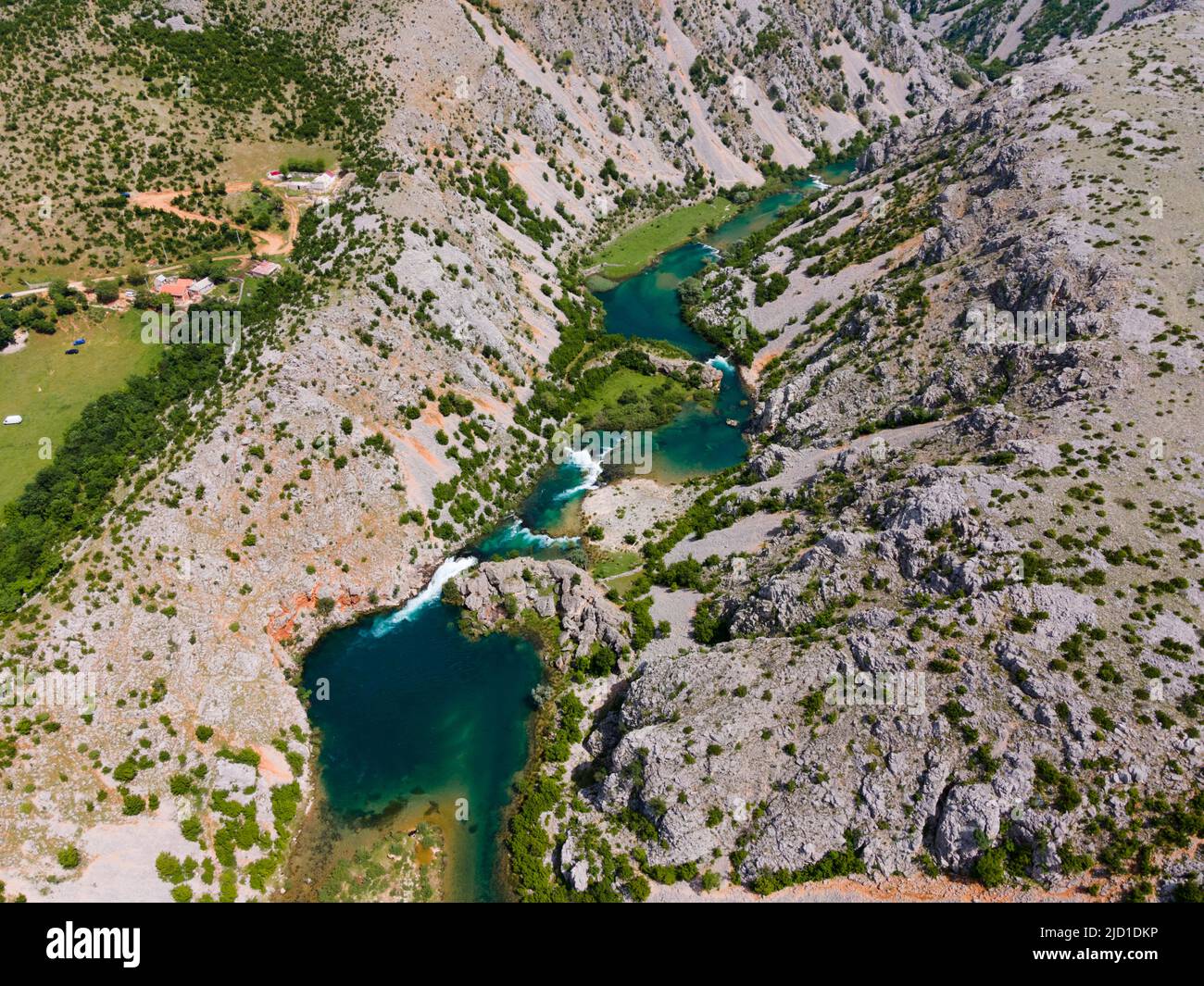 Paesaggio fluviale, fuco, cascate nel fiume Zrmanja, Bilisane, Obrovac, contea di Zara, Croazia Foto Stock