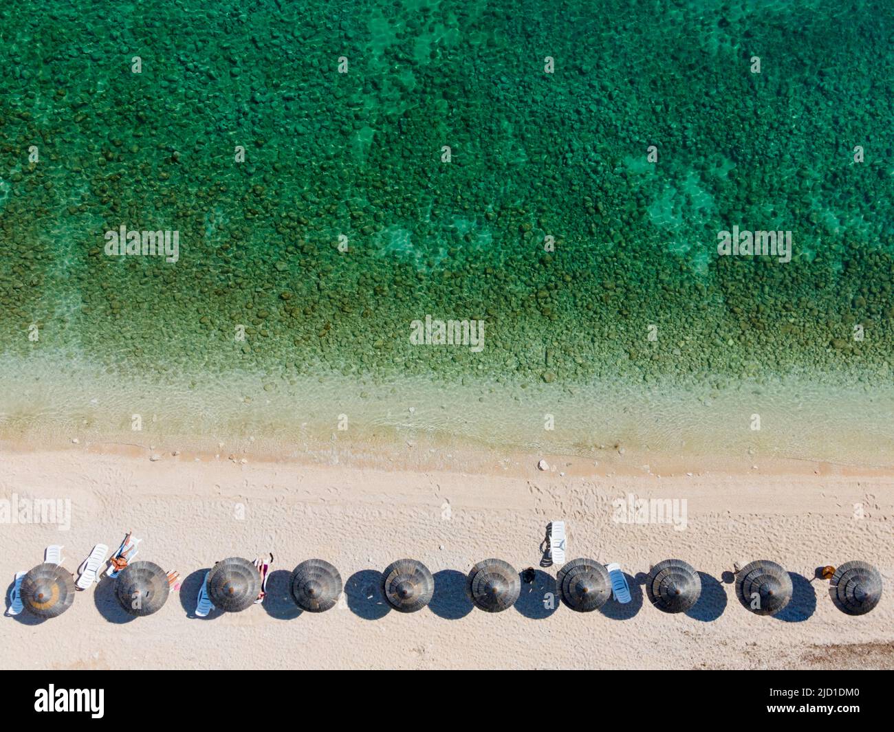 Colpo di drone, ombrelloni sulla spiaggia con mare turchese, Stara Baska, Stara Baska, Isola di Krk, Golfo del Quarnero, Primorje-Gorski kotar, Croazia Foto Stock
