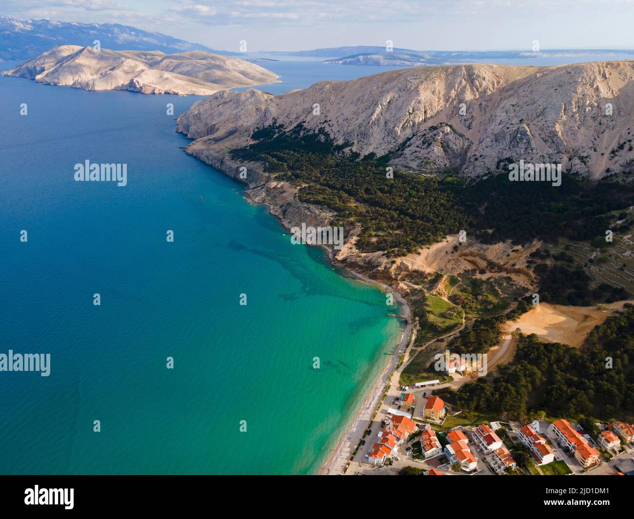 Drone shot, spiaggia di Baska, isola di Krk, isola di Prvic, terraferma dietro, Baia del Golfo del Quarnero, Primorje-Gorski Kotar, Croazia Foto Stock