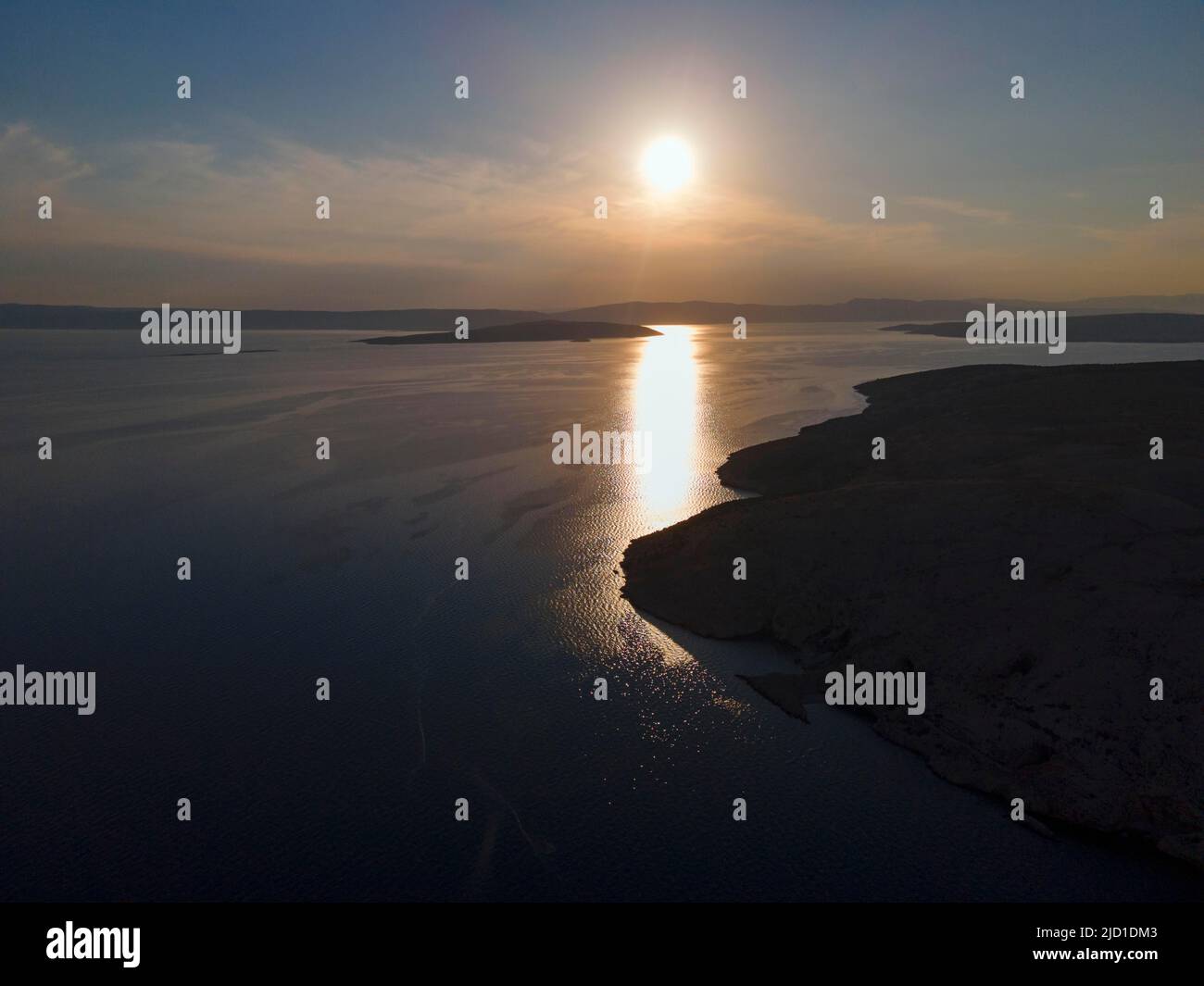 Colpo di drone, montagne carsiche al tramonto, Stara Baska, Stara Baska, Isola di Krk, Golfo del Quarnero, Primorje-Gorski kotar, Croazia Foto Stock