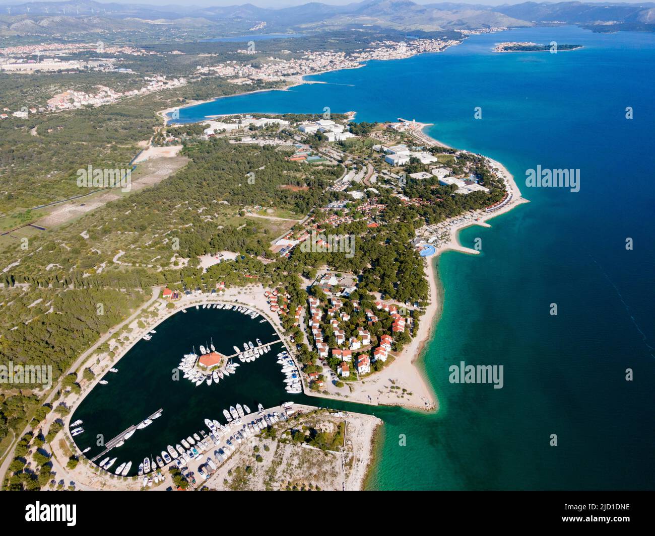 Drone colpo, costa lungo il porto turistico Amadria Yacht Marines e Camping Solaris, Sibenik, Sibenik-Knin, Dalmazia, Croazia Foto Stock