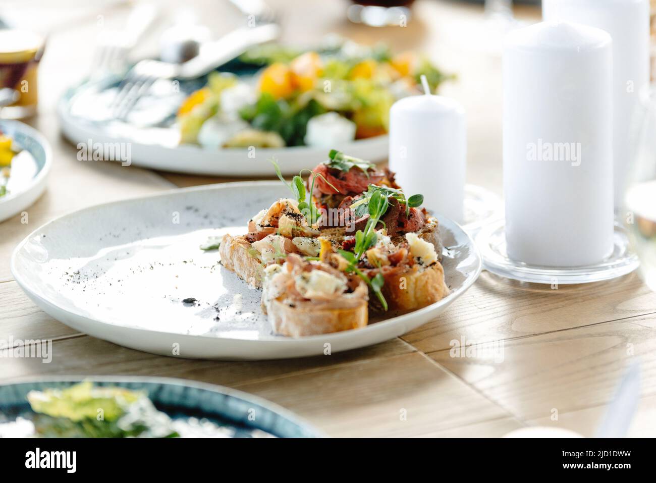 bruschetta in un ristorante. Un momento vivace di avanzi sul piatto Foto Stock