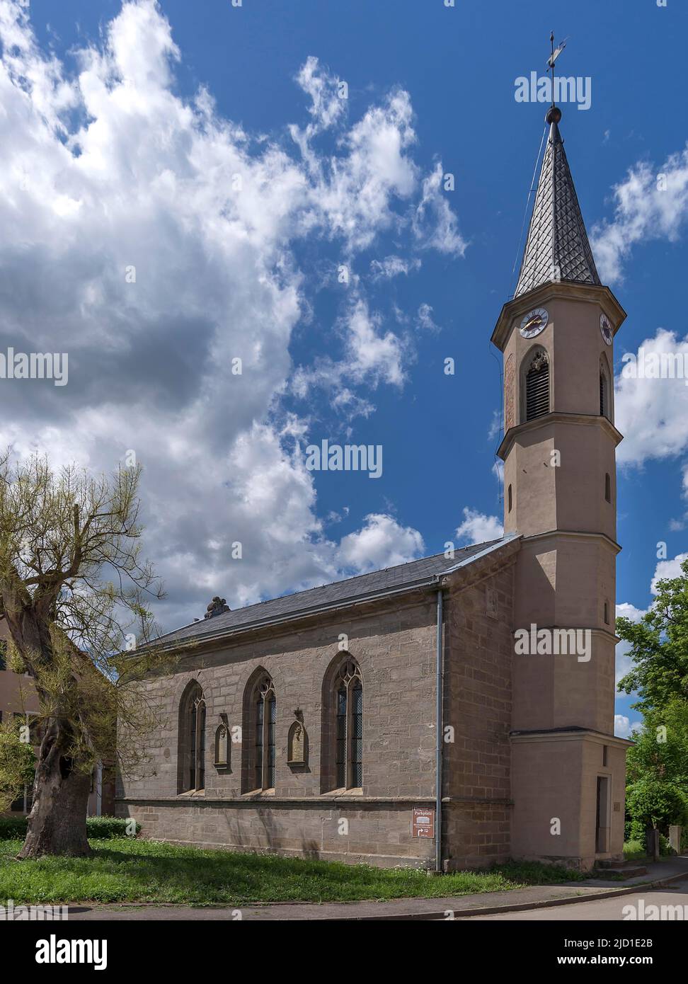 Storica cappella del castello costruita nel 1497, torre neo-gotica alterata nel 1868, Dennenlohe, Franconia media, Baviera, Germania Foto Stock