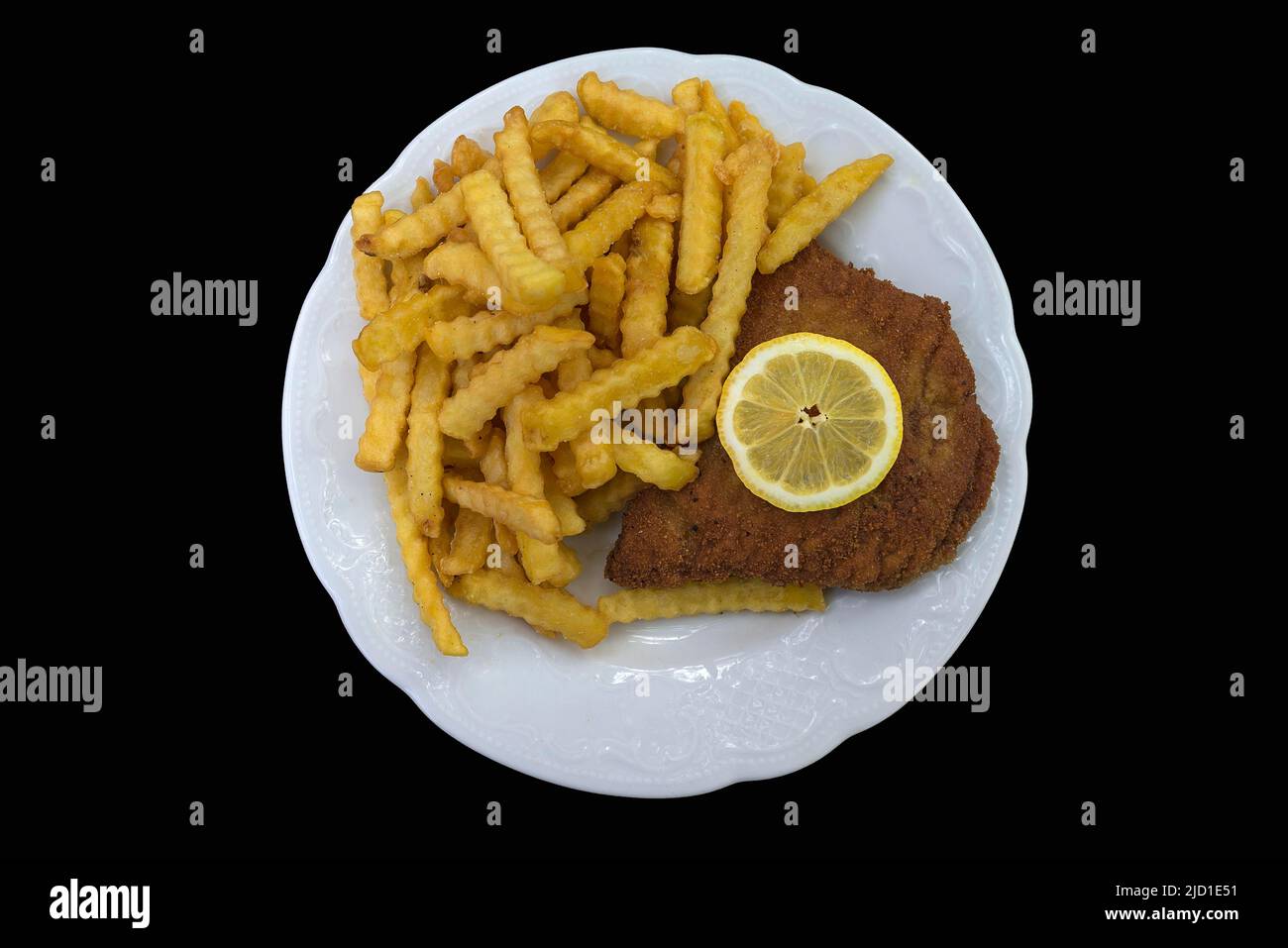 Cordon bleu con patatine fritte su sfondo nero, Franconia, Baviera, Germania Foto Stock