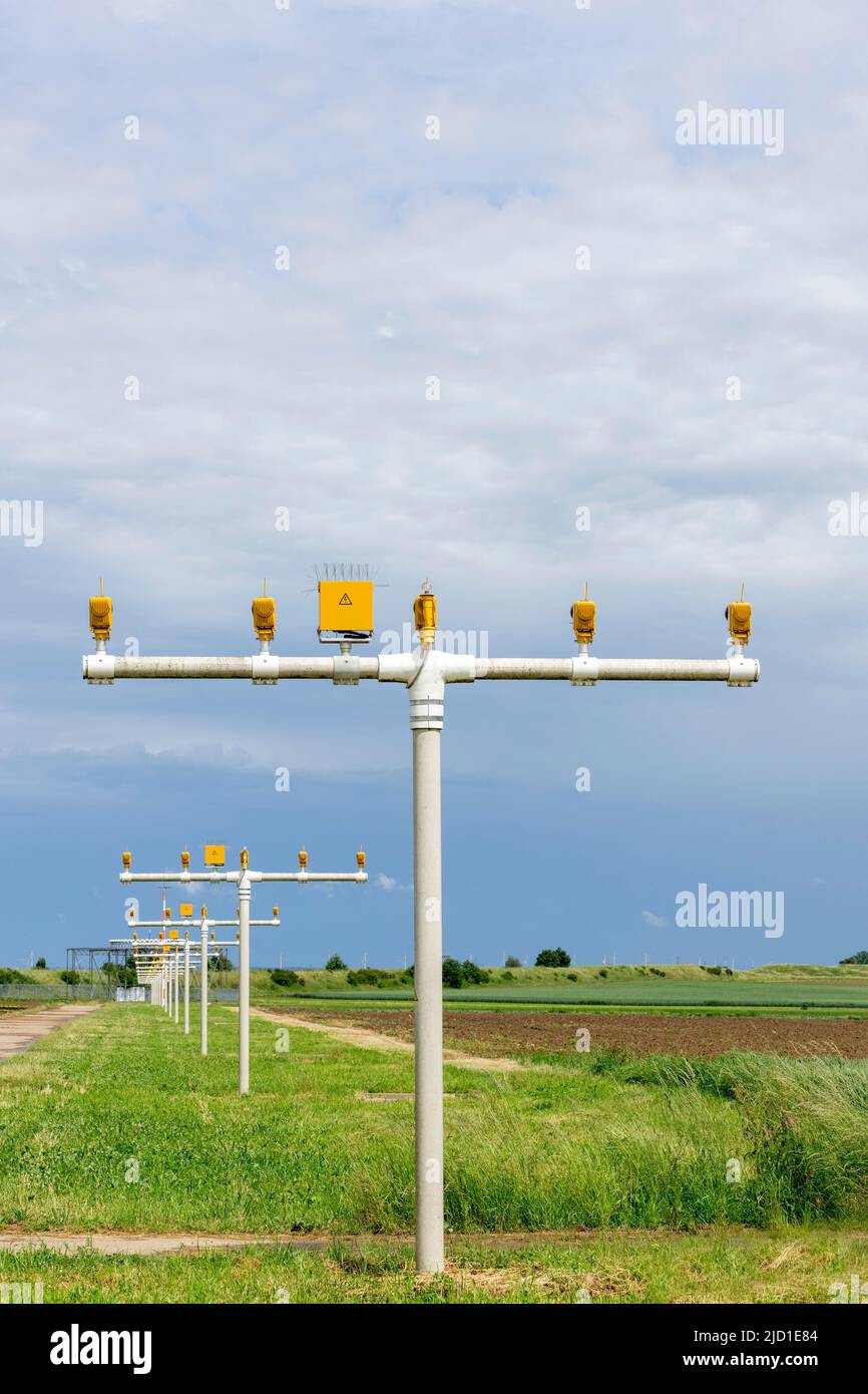 Illuminazione della pista di atterraggio, aeroporto di Stoccarda-Echterdingen, Baden-Wuerttemberg Foto Stock