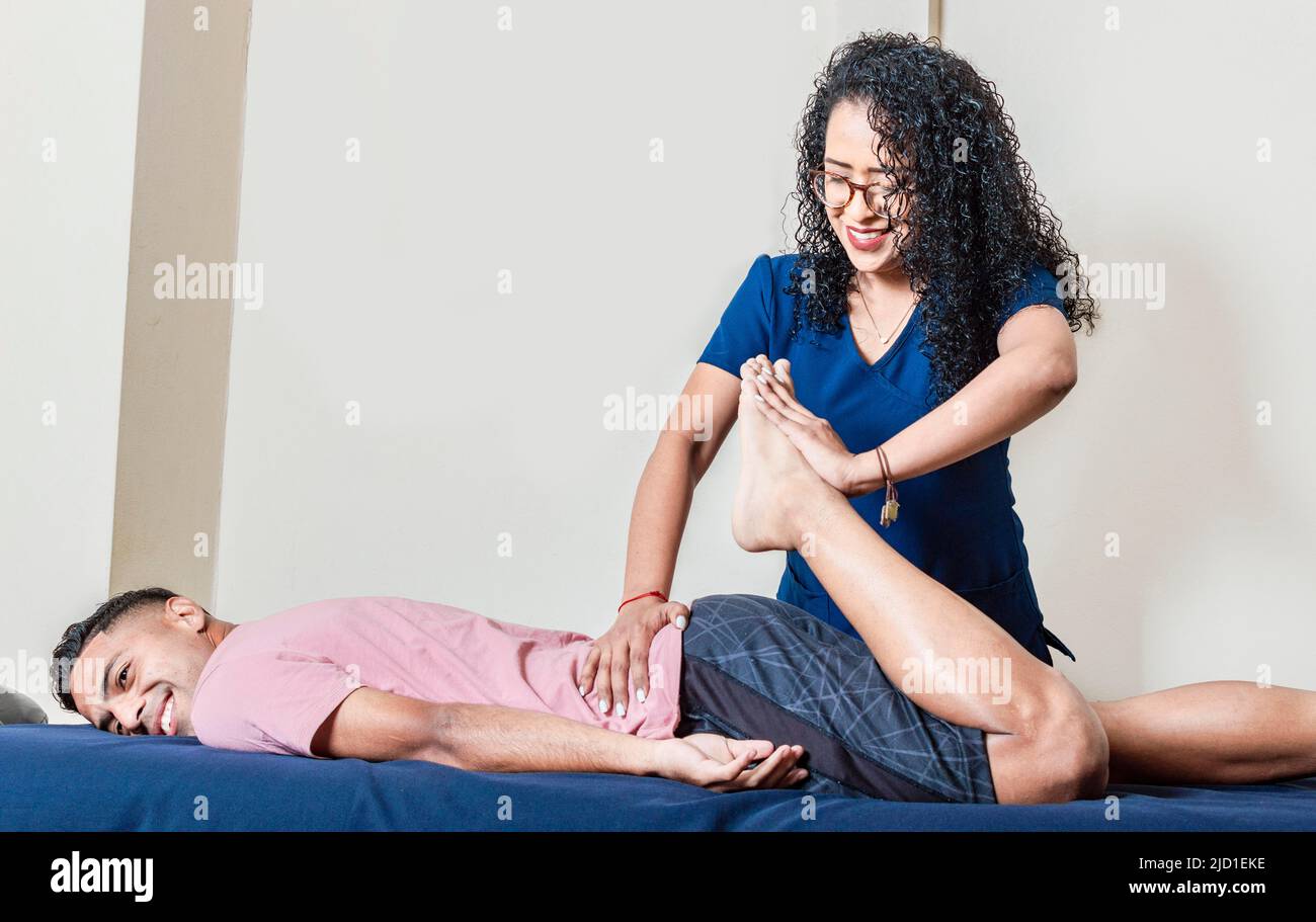 Fisioterapia riabilitativa concetto, fisioterapista con paziente, fisioterapia lombare Foto Stock