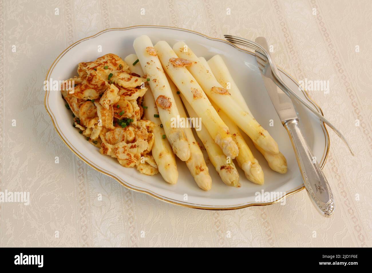 Cucina del Baden, asparagi con crepe, flaedle, pancake fatti di pasta di patate a pezzi con asparagi bianchi, verdure, sano, abbondante, da Foto Stock