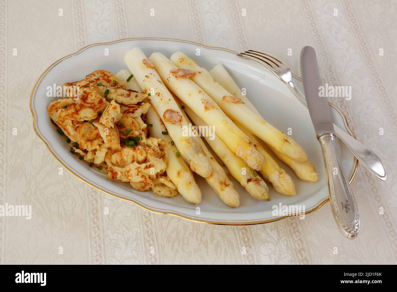 Cucina del Baden, asparagi con crepe, flaedle, pancake fatti di pasta di patate a pezzi con asparagi bianchi, verdure, sano, abbondante, da Foto Stock