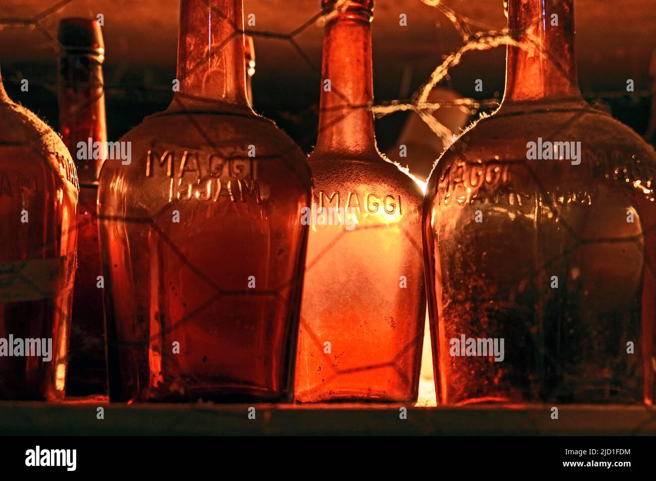 Vecchie bottiglie Maggi, vetrerie Schmidsfelden, Allgaeu, Baviera, Germania Foto Stock