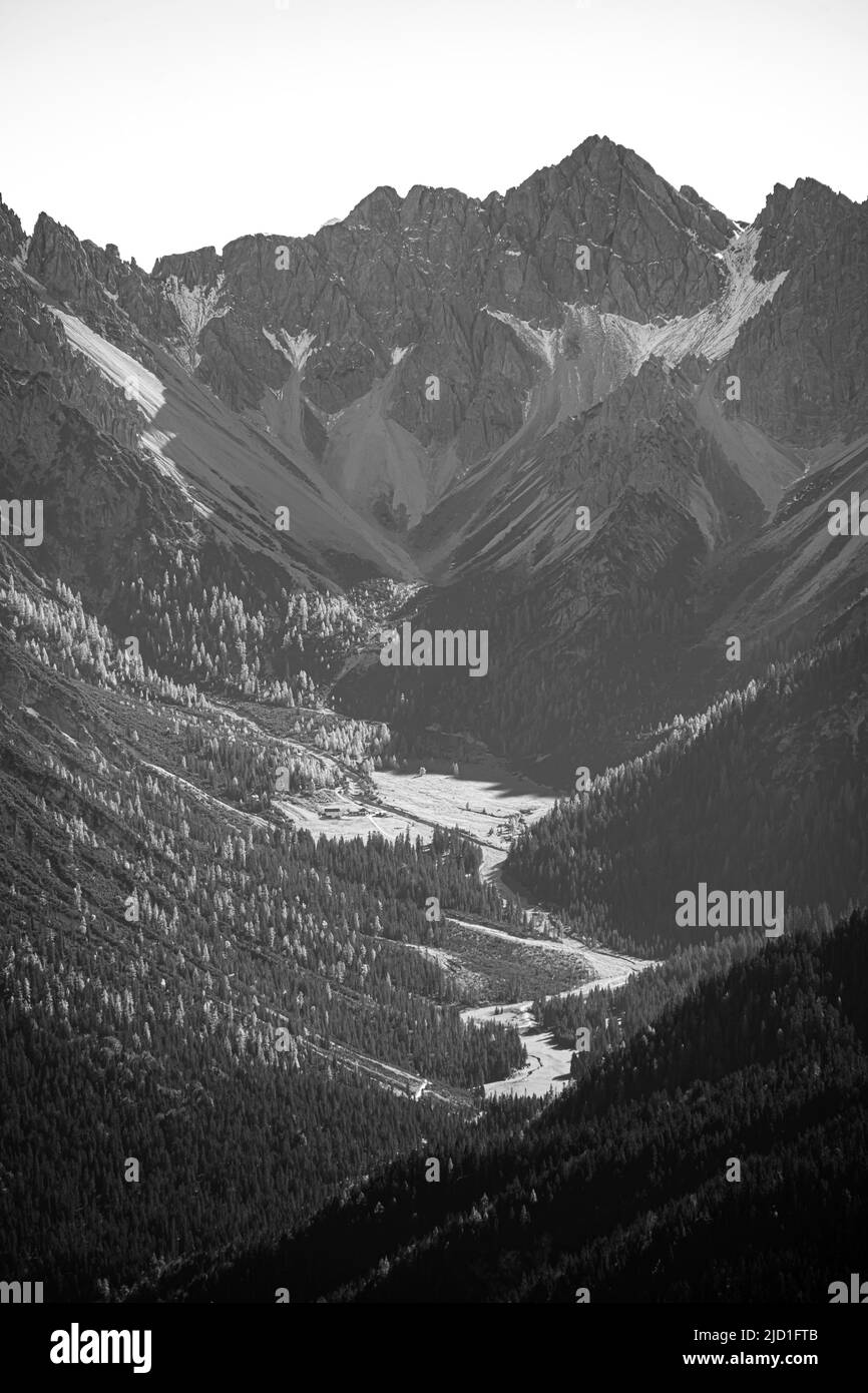 Bianco e nero, montagne e pascoli alpini, valle di montagna, Erlspitzgruppe, Tirolo, Austria Foto Stock