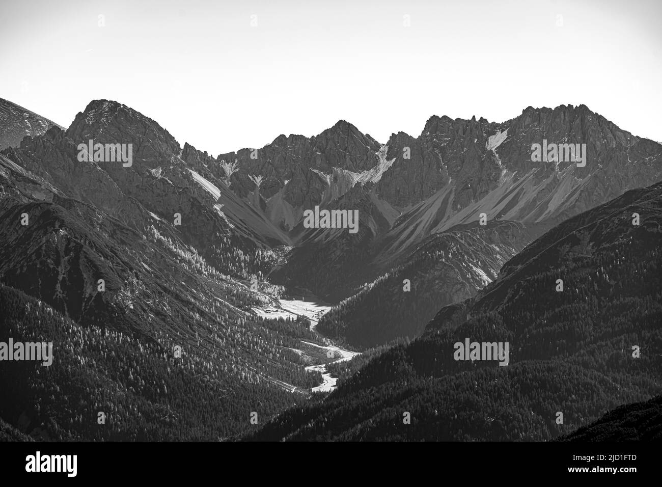 Bianco e nero, montagne e pascoli alpini, valle di montagna, Erlspitzgruppe, Tirolo, Austria Foto Stock