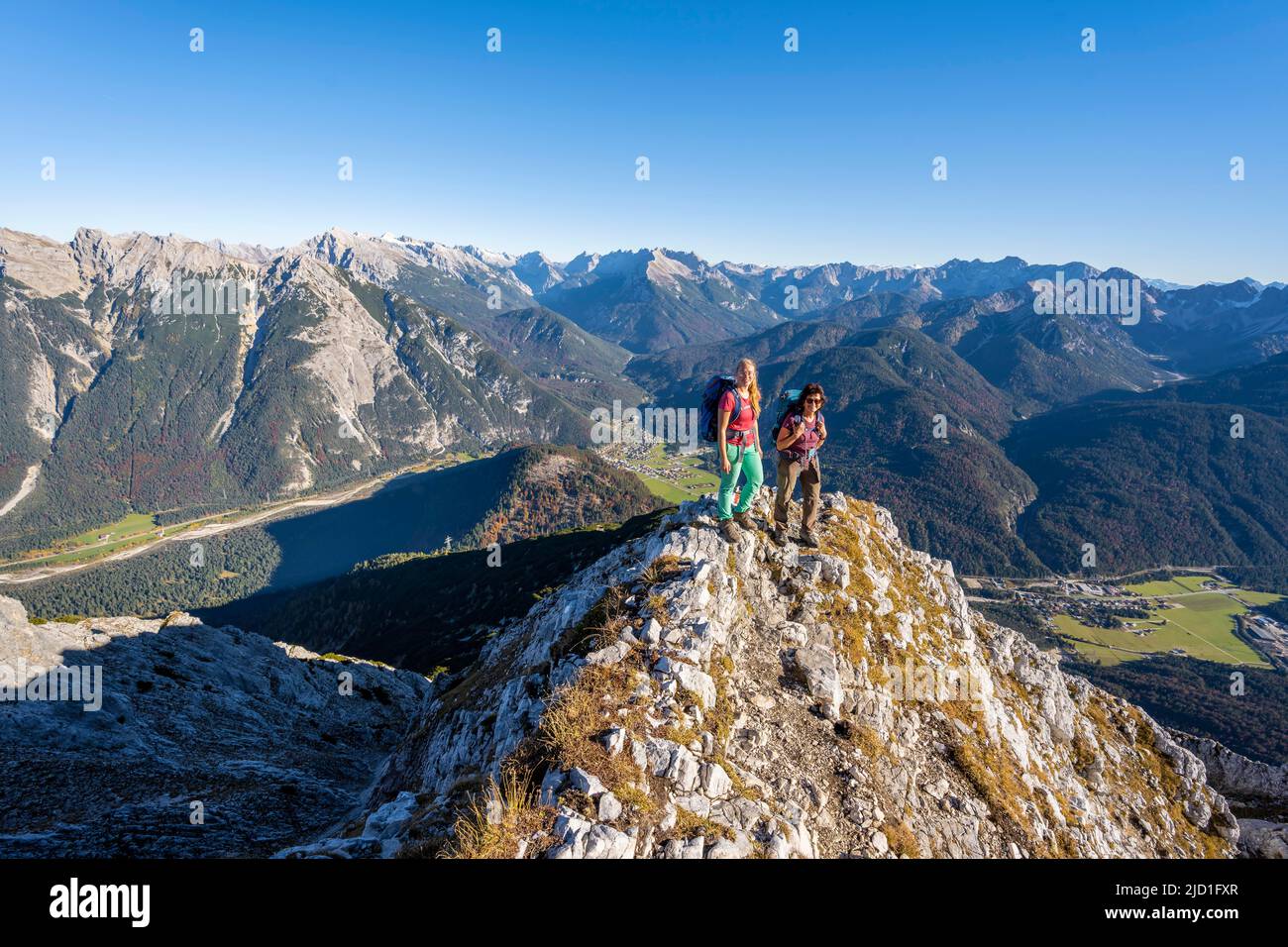 Due escursionisti su una cima, paesaggio di montagna vicino alla Grosse Arnspitze, vicino Scharnitz, Baviera, Germania Foto Stock