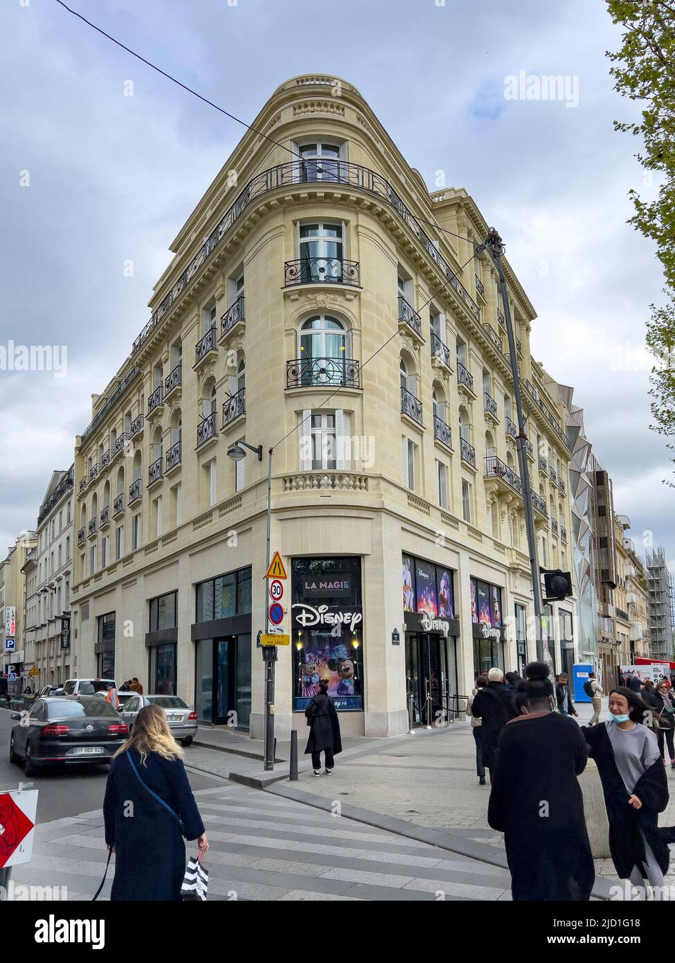 Parigi, Francia. 06.17.2022. All'esterno dell'angolo negozio Disney presso il famoso viale Champs Elysees. Persone a piedi, shopping, parlare e attraversare la strada Foto Stock