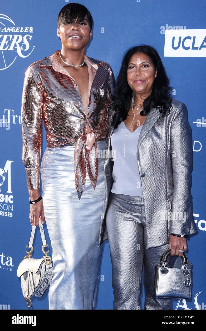 Los Angeles, Stati Uniti. 16th giugno 2022. LOS ANGELES, CALIFORNIA, USA - GIUGNO 16: La personalità americana della TV EJ Johnson e la moglie di madre/magia Johnson cookie Johnson arrivano alla Los Angeles Dodgers Foundation (LADF) annuale Blue Diamond Gala 2022 che si tiene al Dodger Stadium il 16 giugno 2022 a Los Angeles, California, Stati Uniti. (Foto di Xavier Collin/Image Press Agency) Credit: Image Press Agency/Alamy Live News Foto Stock