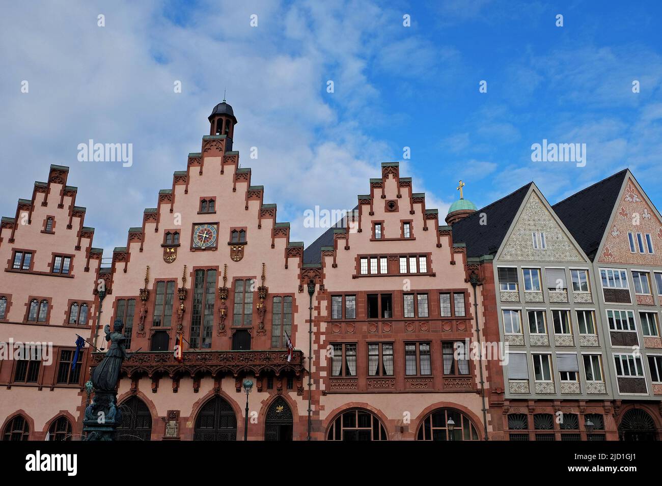 Architettura esterna e edificio presso il municipio di Romer, una delle attrazioni turistiche più popolari - Francoforte, Germania Foto Stock