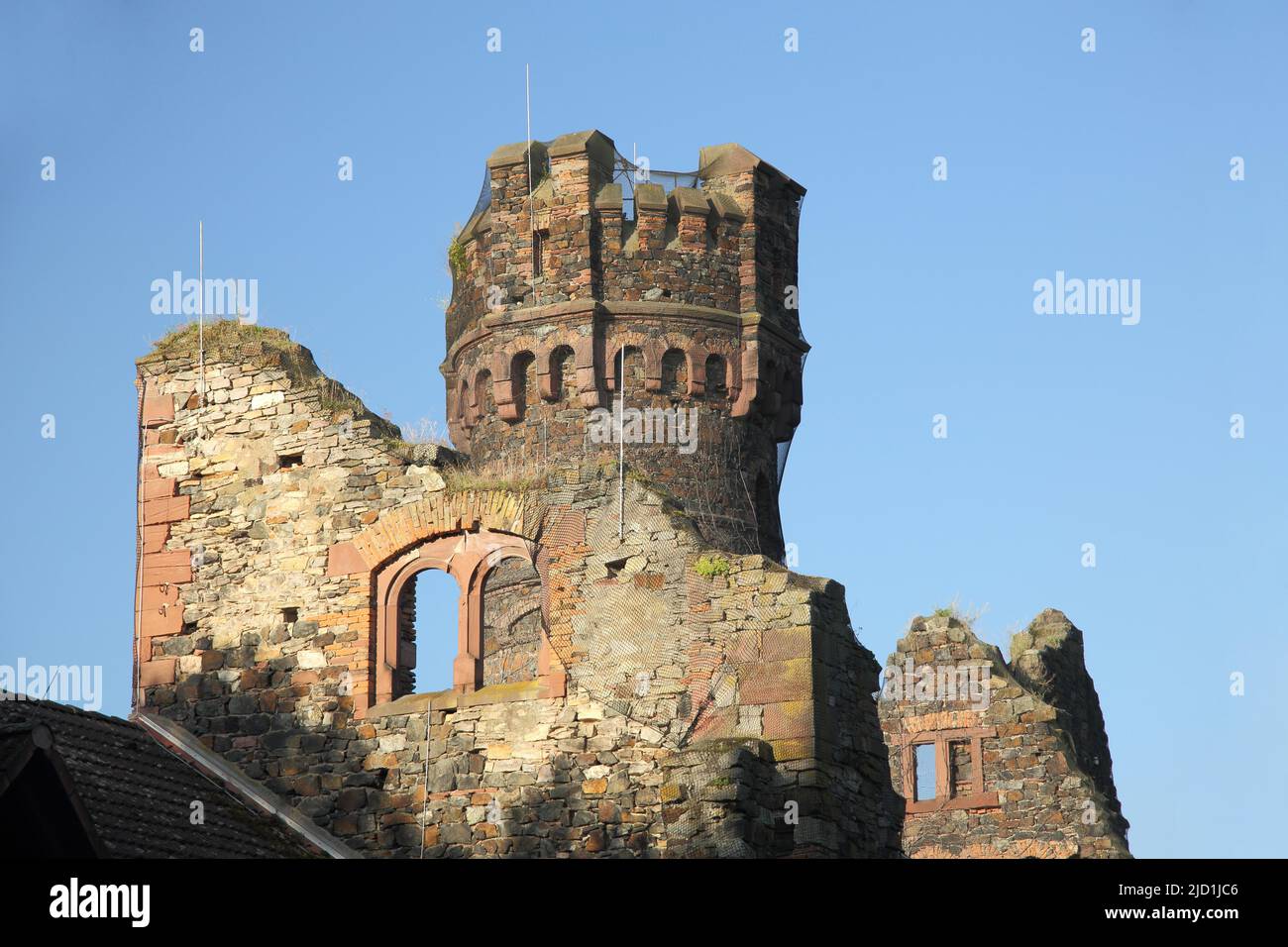 Rovina con torre del castello di Reichartshausen e scuola europea d'affari a Hattenheim, Eltville, Rheingau, Taunus, Assia, Germania Foto Stock