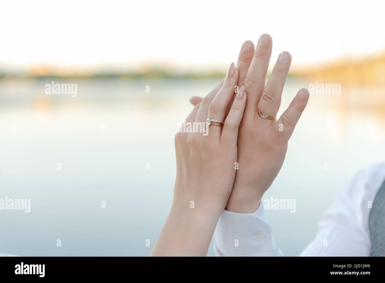 sposi e sposi. Tenere le mani e acquistare un anello di impegno Foto Stock