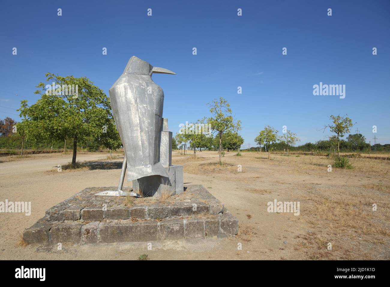 Scultura il Raven di Thomas Reinelt 1998 al Nussbaumquartier nel Parco Regionale RhineMain di Hattersheim, Taunus, Assia, Germania Foto Stock