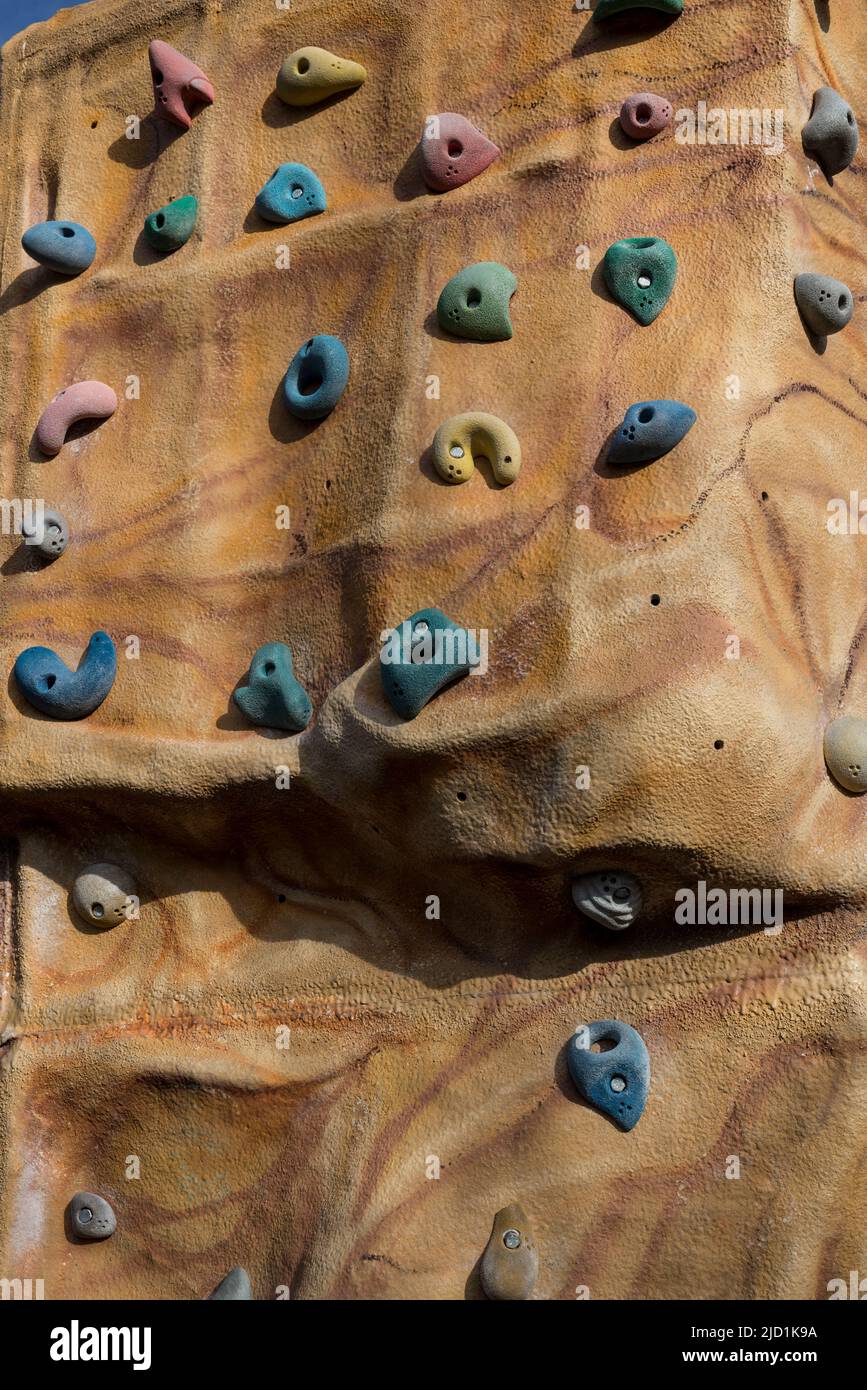 Palestra di arrampicata all'aperto roccia arrampicata muro modello. Foto Stock