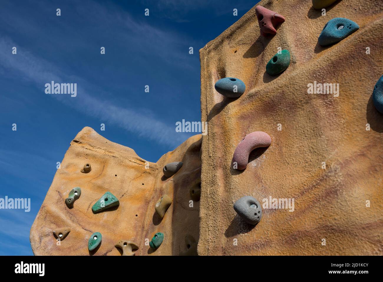 Palestra di arrampicata all'aperto roccia arrampicata muro modello. Foto Stock