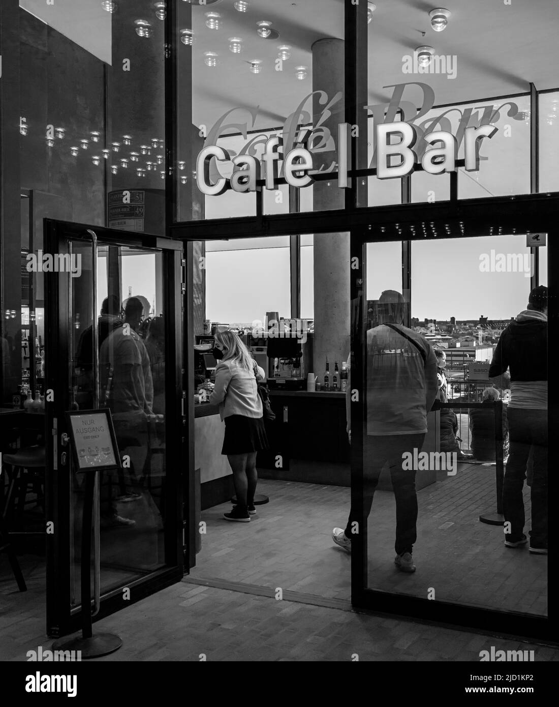 Bianco e nero, interior design, caffetteria e bar, Elbe Philharmonic Hall, Hafencity, Amburgo, Germania Foto Stock