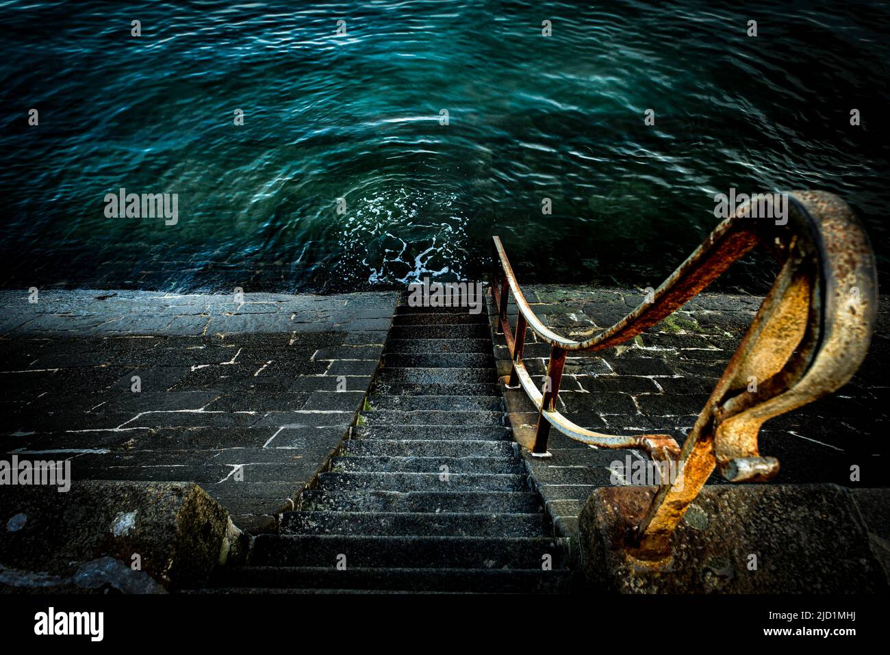 Scale che conducono all'acqua di mare. Atmosfera spaventosa. Atmosfera fredda. Posiziona per testo Foto Stock