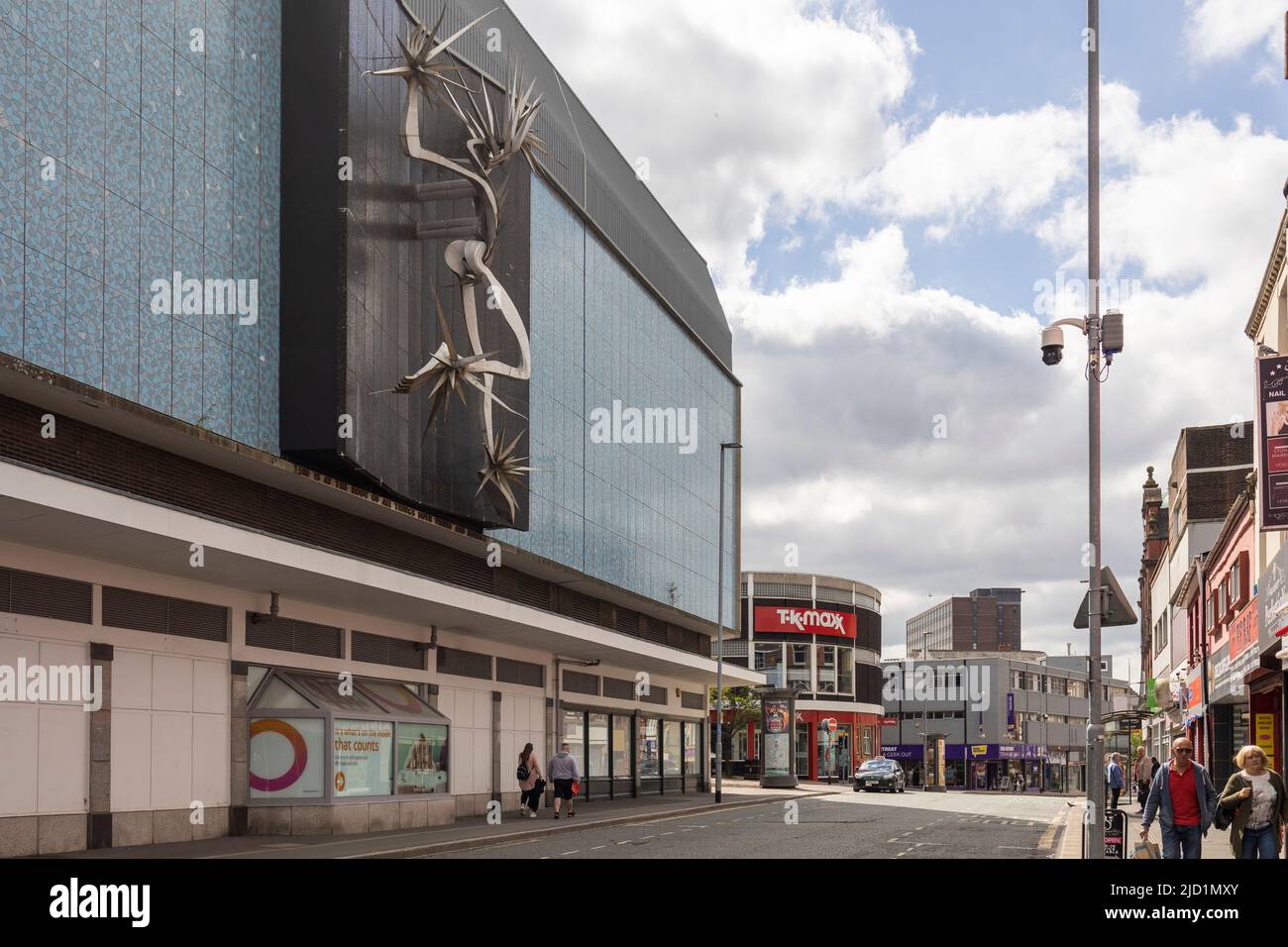 Ora da quando è chiuso, il famoso grande magazzino Debenhams nel centro commerciale Intu Potteries e nella strada principale del centro città, Foto Stock