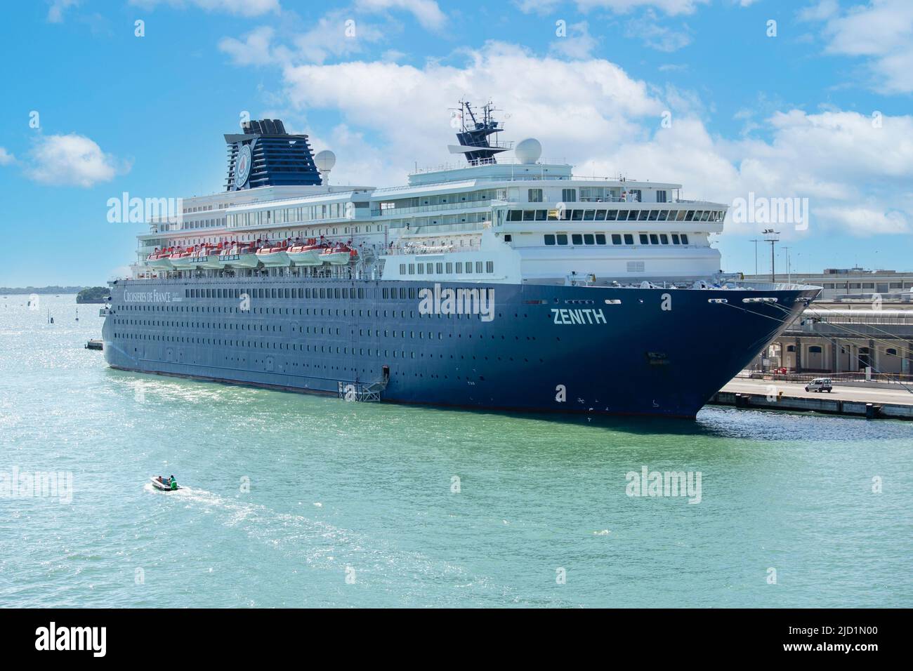 Nave da crociera di lusso ormeggiata alle autorità portuali di Venezia Italia Foto Stock