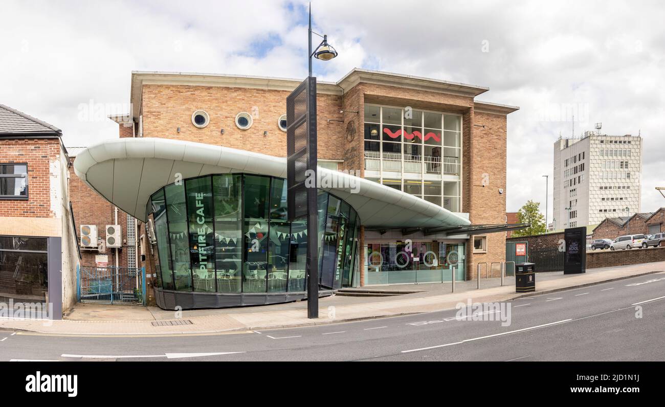 Edificio dal design moderno ad Hanley, la nuova caffetteria Spitfire Foto Stock
