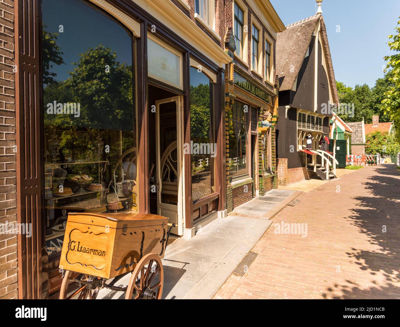 Enkhuizen, Paesi Bassi. Mezzi di trasporto antiquati del secolo scorso al Museo Zuiderzee di Enkhuizen. Foto di alta qualità Foto Stock