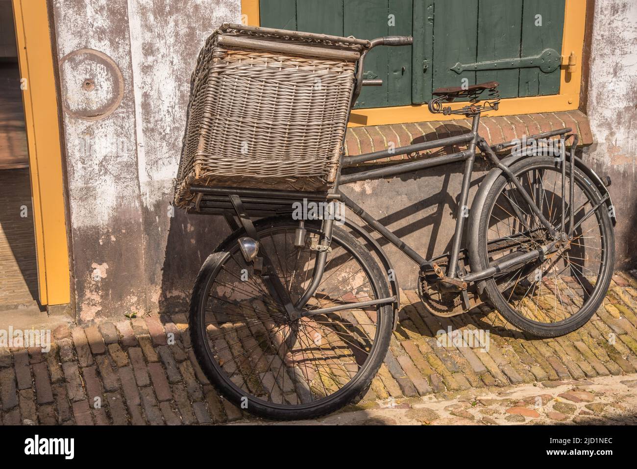 Enkhuizen, Paesi Bassi. Mezzi di trasporto antiquati del secolo scorso al Museo Zuiderzee di Enkhuizen. Foto di alta qualità Foto Stock