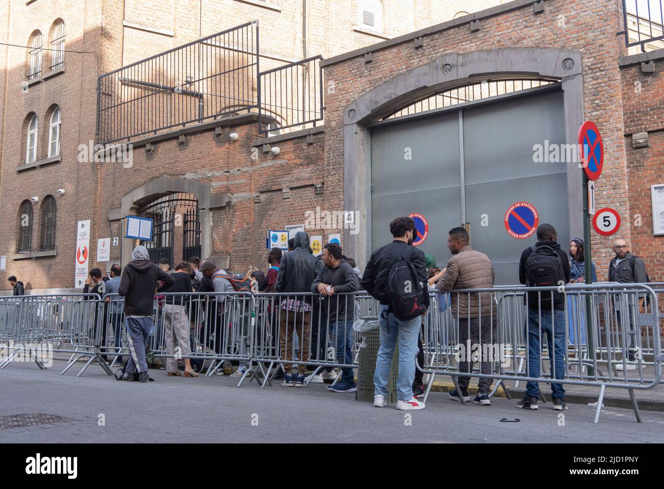 L'illustrazione mostra i rifugiati in attesa all'esterno, all'ingresso al centro di registrazione per i richiedenti asilo 'Klein Kasteeltje - Petit Chateau' (Castello piccolo) Fedasil (Agenzia federale per l'accoglienza dei richiedenti asilo) a Bruxelles, venerdì 17 giugno 2022. Il Tribunale del lavoro di Bruxelles constata una violazione "deliberale, coordinata e persistente" del diritto di accoglienza dei richiedenti asilo. Questa pratica "ritiene auspicabile, considerata e organizzata" dal Segretario di Stato per l'asilo e la migrazione Mahdi (CD&V). Dall'inizio di quest'anno sono state presentate più di 1.400 cause contro Fedasil per faili Foto Stock