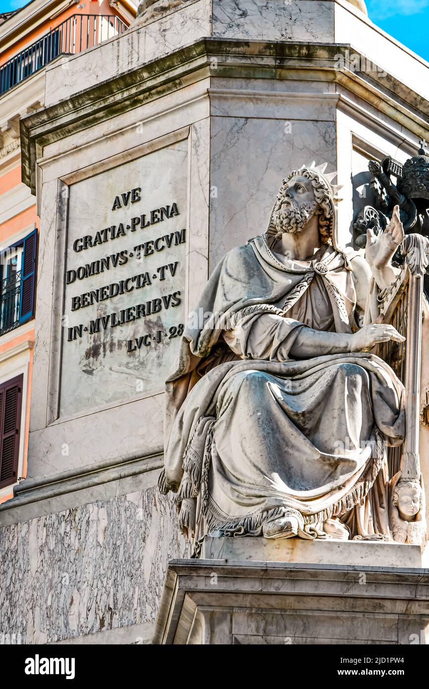 Statua di marmo a Roma. Statua del monumento di Ave Gratia Plena. Bellissimo lavoro, stupendo. Foto di alta qualità Foto Stock