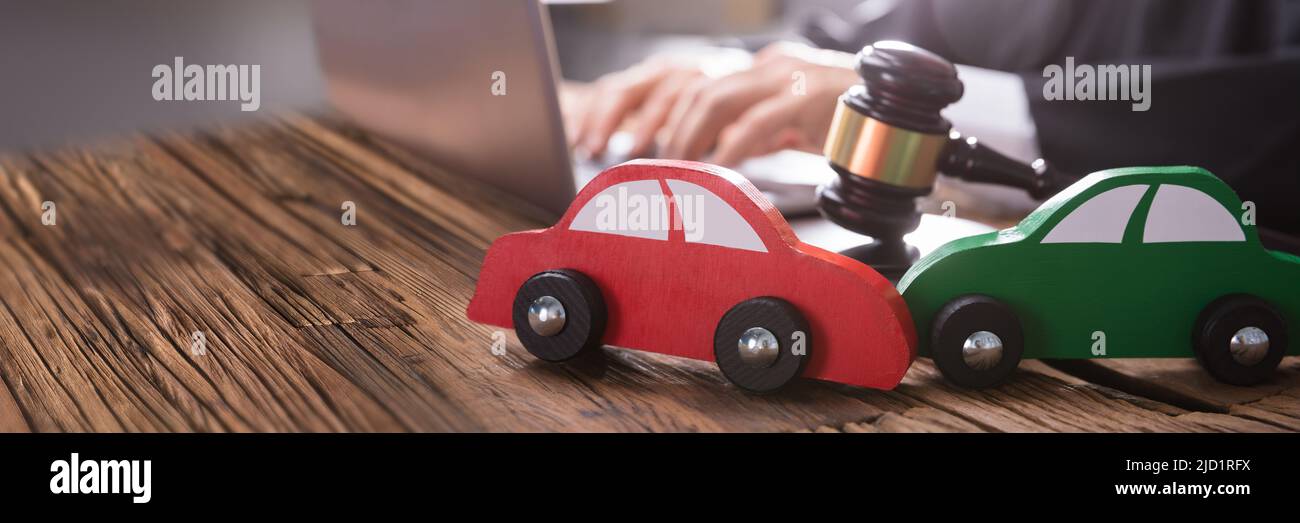Close-up di due verde e rosso auto in legno sulla scrivania in aula Foto Stock