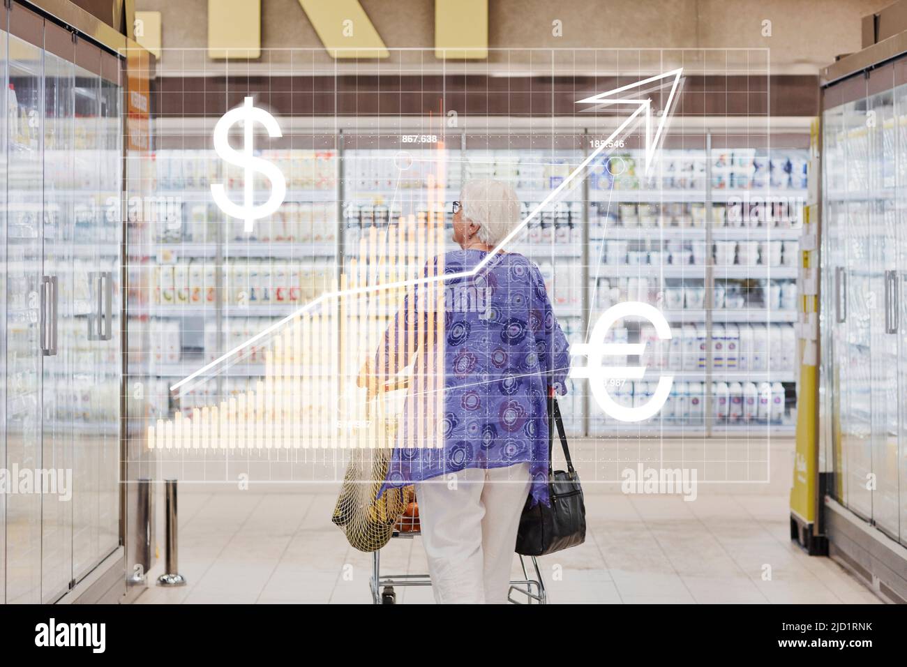 Grafico finanziario e donna anziana shopping in supermercato Foto Stock