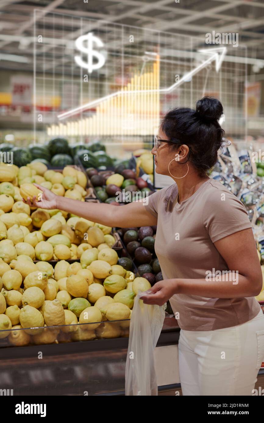 Grafico finanziario e donna shopping in supermercato Foto Stock