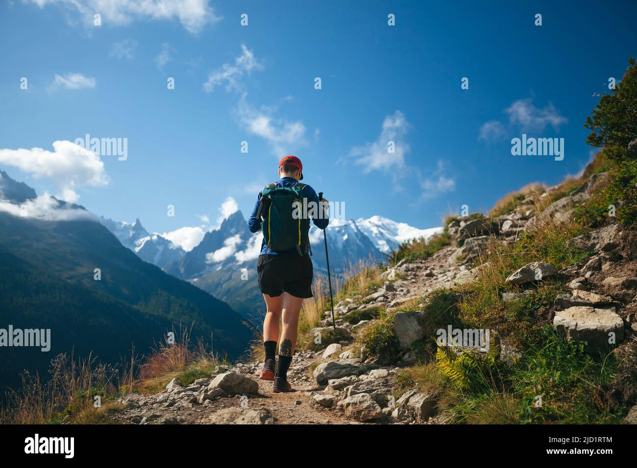 L'uomo escursioni in montagna Foto Stock