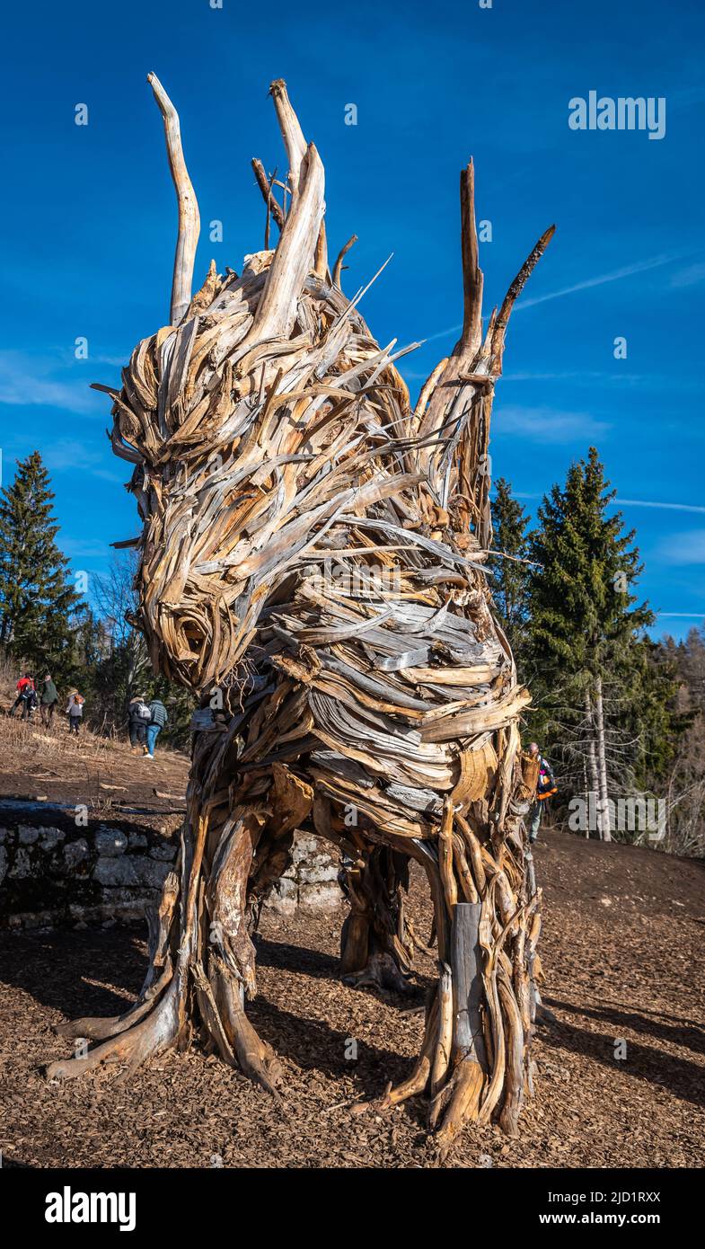 Drago Vaia (Drago Vaia). La scultura è opera dell'artista Marco Martalar. Lavarone, Alpe cimbra, Trentino Alto Adige, Italia settentrionale. Foto Stock