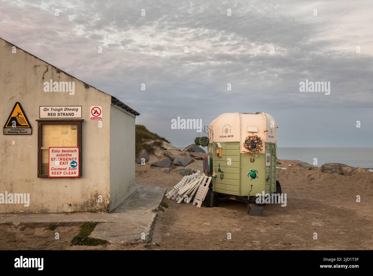 Red Strand, Cork, Irlanda. 15th giugno 2022. Sulla spiaggia di Red Strand, Co. Cork, Irlanda, si trova un crine convertito che funge ora da caffetteria. - Pic Foto Stock