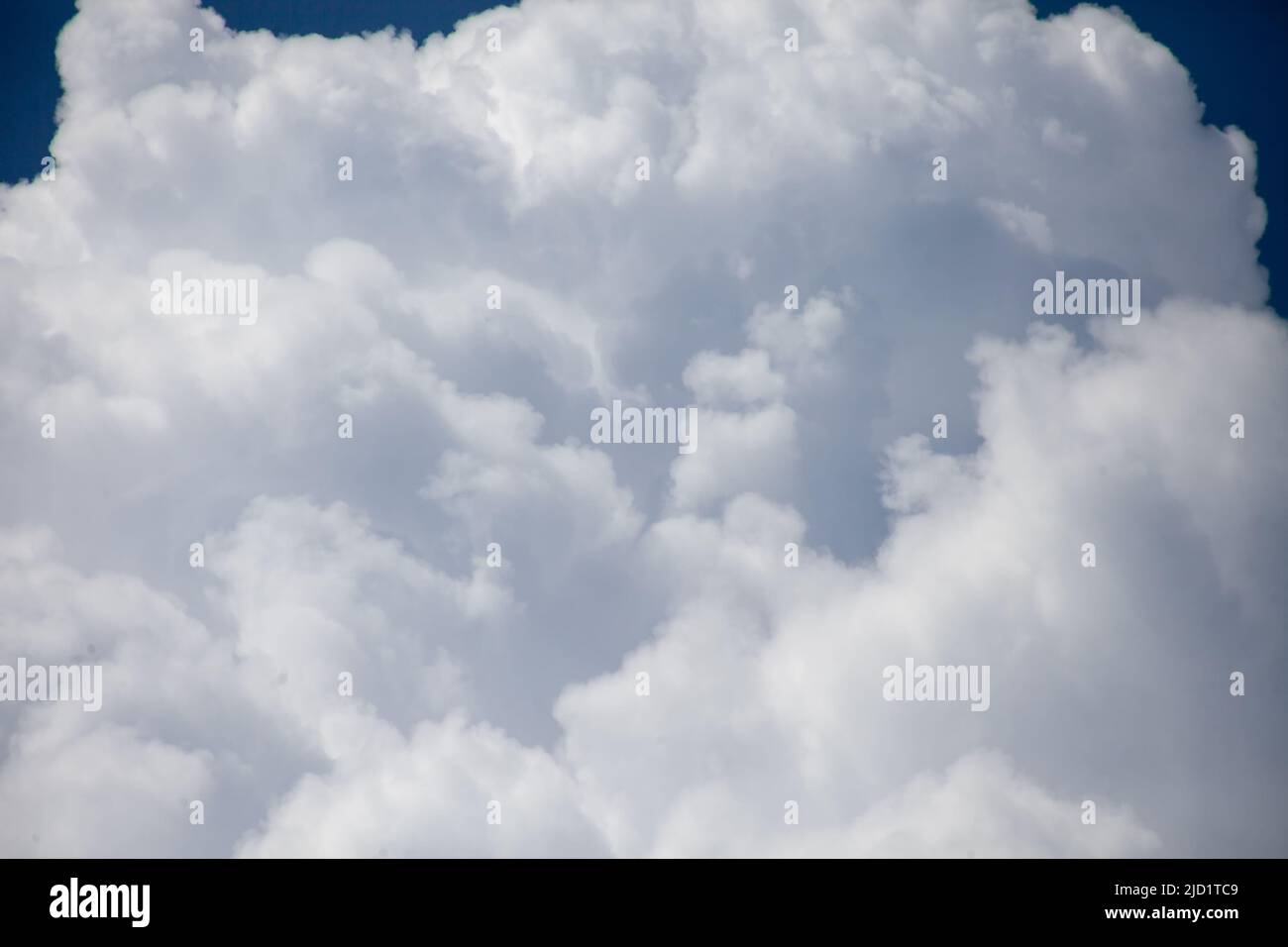 Trama di nuvole bianche spesse. Foto da primo piano Foto Stock