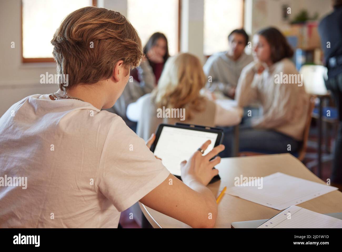Studente che utilizza il tablet in classe Foto Stock