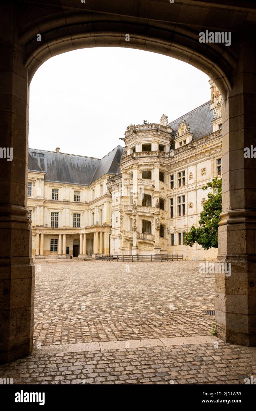 Château di Blois, facciate d'interni in stile classico, rinascimentale. Il Château è la scala a chiocciola nell'ala Francesco I. Blois è un comune e il Foto Stock